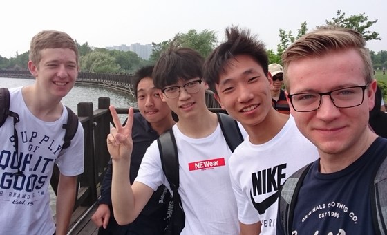 EBERLE trainees together with their Chinese hosts in front of a lake